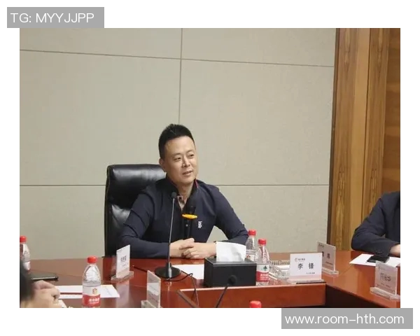 芬奇谈球队困境：团结一致共克时艰的决心与信念